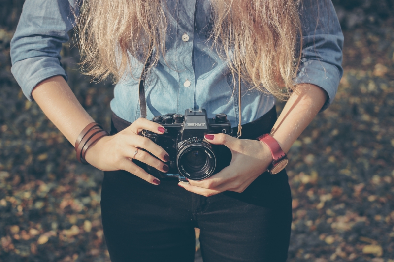 photographe-FONTAN-min_hand-person-girl-woman-camera-photography-614-pxhere.com